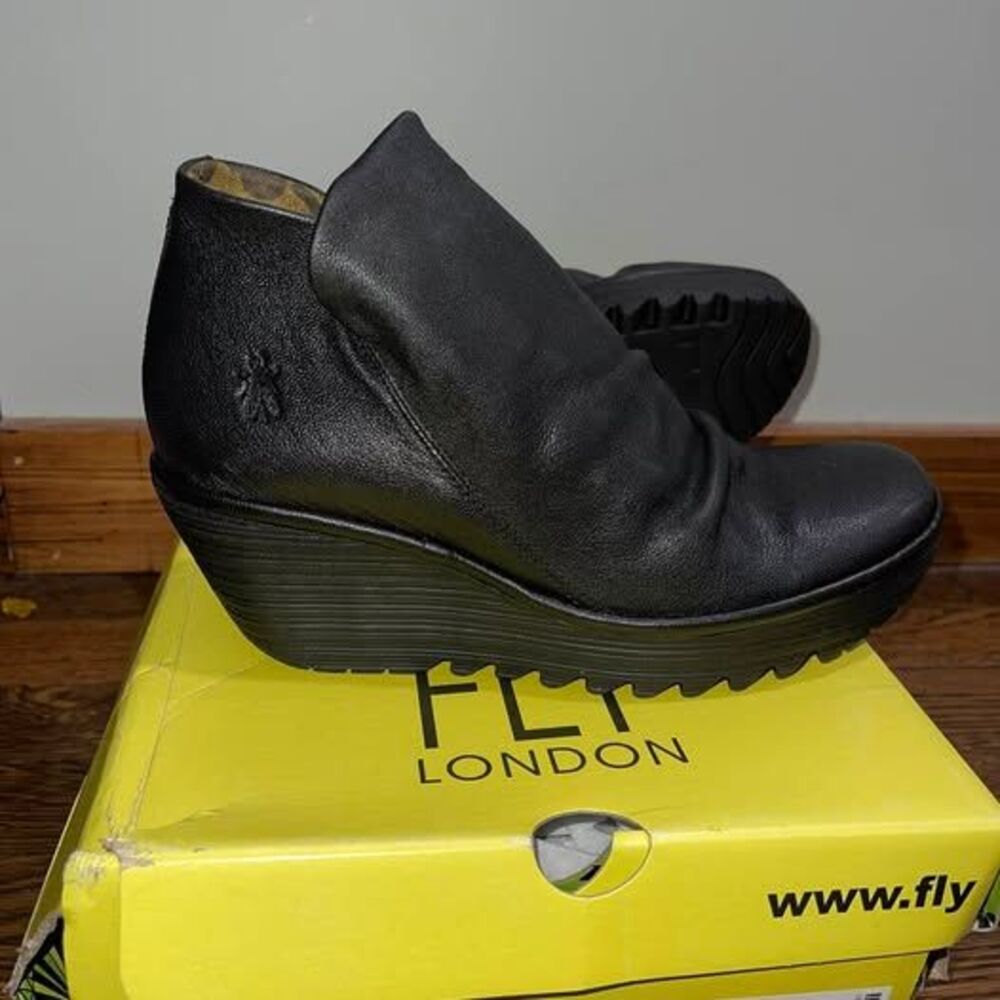 US 8-8.5 EU 39 Women’s Fly London Black Shoes Heels